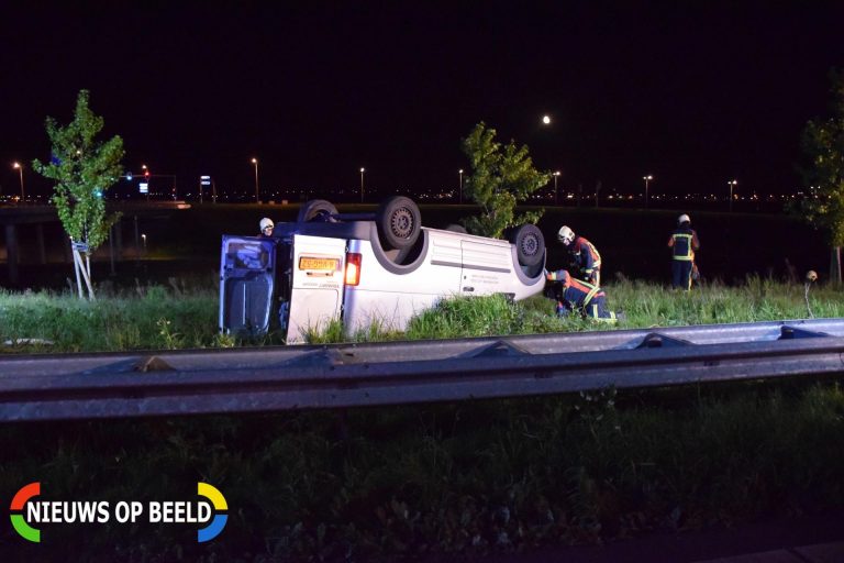 Auto slaat over de kop, bestuurder vlucht A20 Moordrecht (video)
