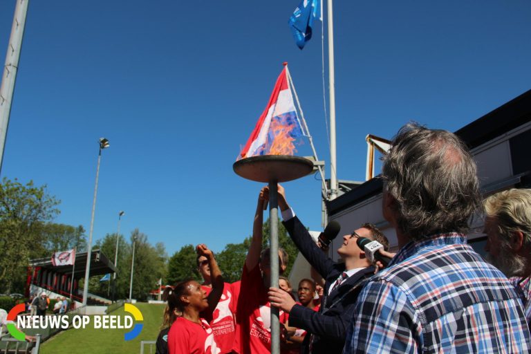 Bevrijdingsvuur vanuit Wageningen aangekomen bij voetbalvereniging DCV Waalplantsoen Krimpen aan den IJssel