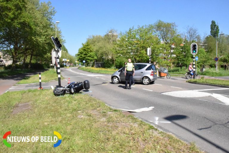 Motorrijder gewond naar ziekenhuis na aanrijding met afslaande auto Burgermeester van Reenensingel Gouda