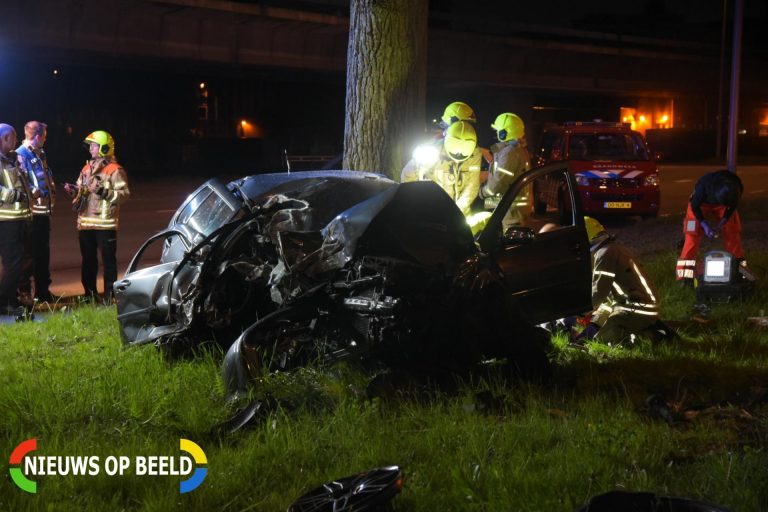 Automobilist zwaargewond na botsing met boom Zuiderparkweg Rotterdam