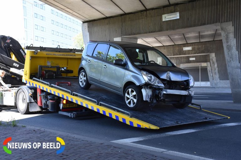 Auto beland op zijkant na rammen verkeerslicht Maanweg Den Haag