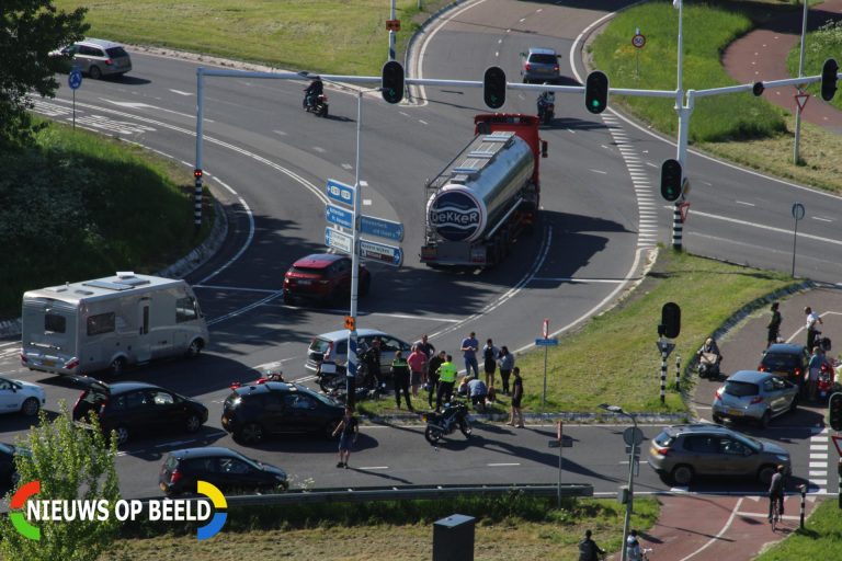 Ongeval tussen auto en motor Capelseplein Capelle aan den IJssel (video)