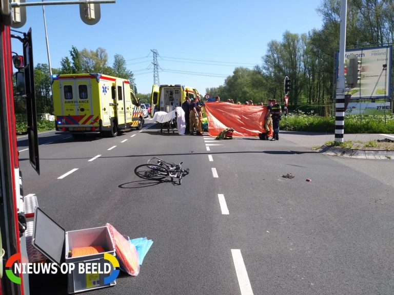 Fietser ernstig gewond na aanrijding auto Abram van Rijckevorselweg Capelle aan den IJssel