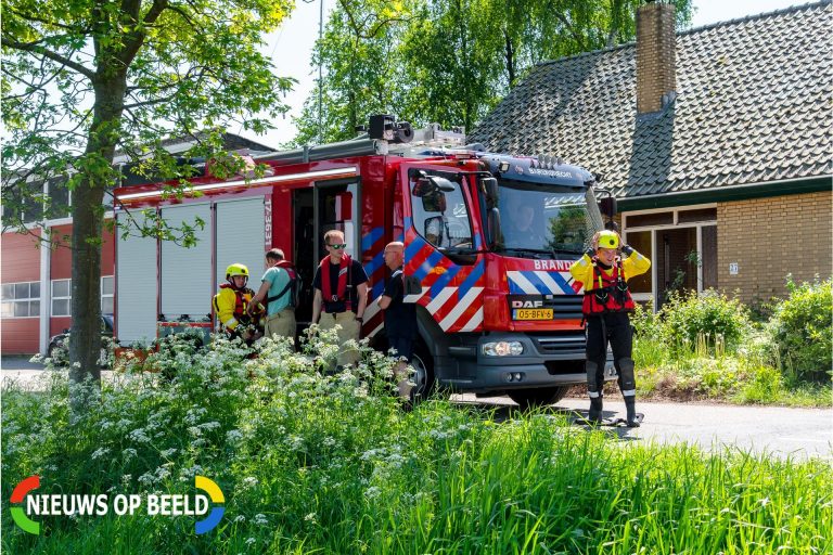 Hulpdiensten rukken massaal uit voor omgeslagen bootje Koedood Barendrecht