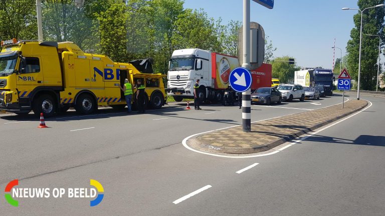 Flinke verkeersdrukte door kapotte vrachtwagen Kanaalweg Leiden