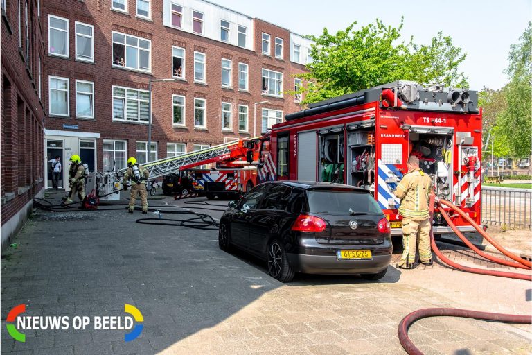 Bewoonster raakt lichtgewond bij uitslaande woningbrand Vlasakkerstraat Rotterdam