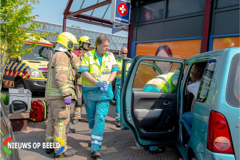 Oudere man verliest macht over het stuur en knalt tegen gevel winkelpand Trekpleister Dorpsdijk Rhoon