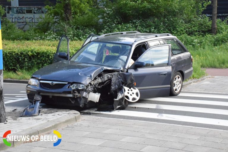 Gewonde nadat auto bij rotonde op paal klapt Van der Hagenstraat Zoetermeer
