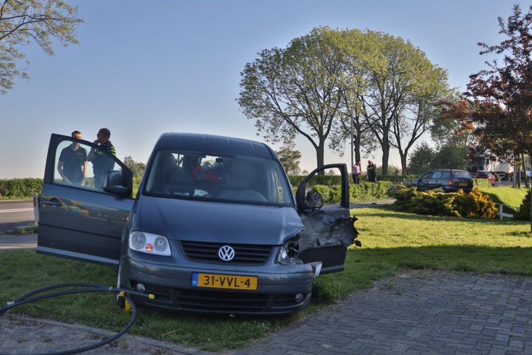 Twee gewonden bij aanrijding tussen drie voertuigen op de Provincialeweg Oost in Haastrecht