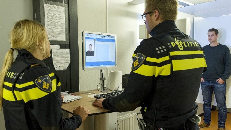 Jongeren met messen en drugs van straat geplukt in Nissewaard