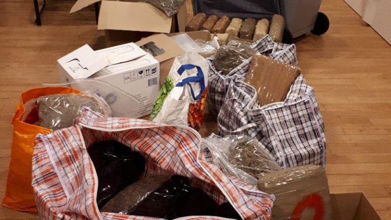 Politie neemt tientallen kilo’s drugs en duizenden euro’s in beslag Ebenhaëzerstraat Rotterdam