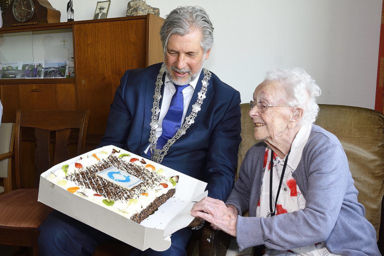 Oudste inwoonster (106) van Capelle gefeliciteerd door burgemeester Peter Oskam