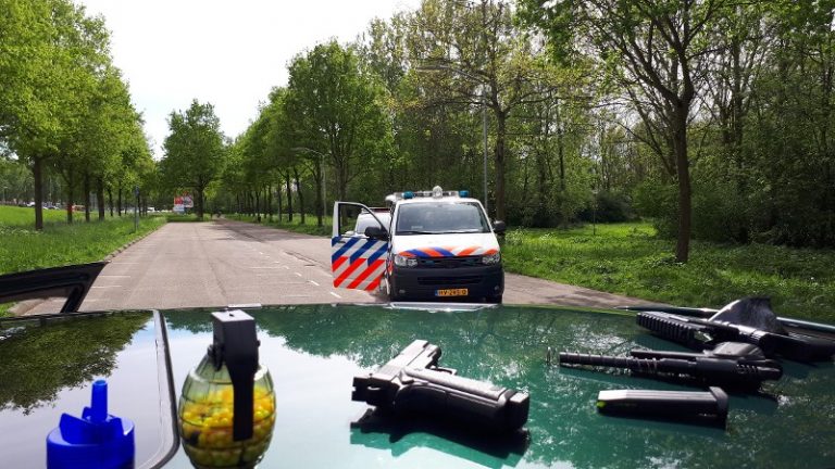Politie rukt uit voor nepwapens Middelweg Dordrecht