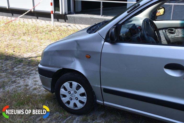 Kerende auto rijdt scooter met twee opzittenden aan Lange Kleiweg Rijswijk
