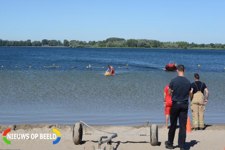 Brandweer oefent persoon te water op strand Nesselande Siciliëboulevard Rotterdam