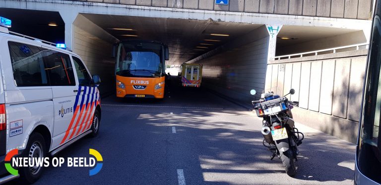 Motorrijder botst frontaal op Flixbus en raakt gewond Diergaardetunnel Rotterdam