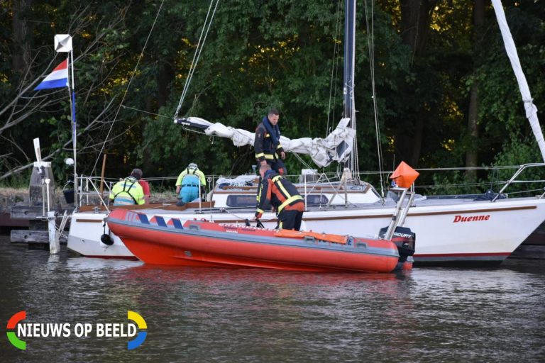 Veel bekijks bij ambulance en brandweer uitruk op het water voor mogelijk onwelle man Nieuwe Gouwe Oost Zijde Gouda