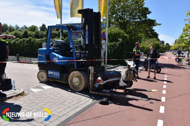 Scooterrijdster geschept door heftruck Vondellaan Leiden