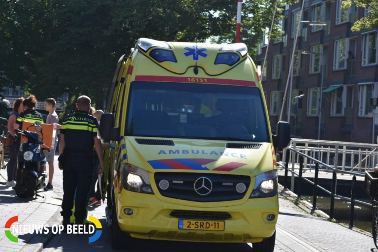 Maaltijdbezorger rijdt twee voetgangers aan Karnemelksloot Gouda