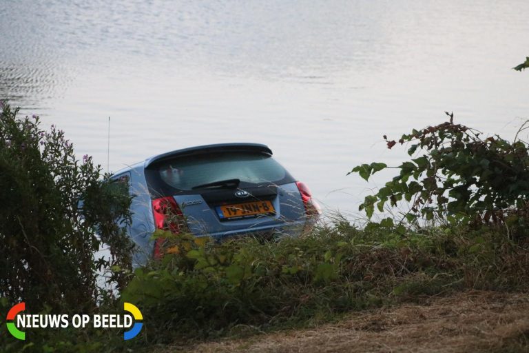 Auto te water door vergeten handrem Brielse Maasdijk Spijkenisse