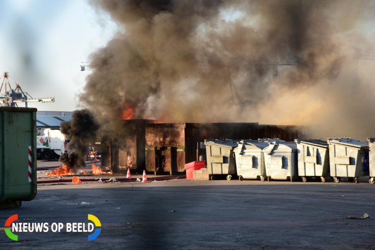 Grote rookontwikkeling bij brand in vuilcontainers Ophemertstraat Rotterdam