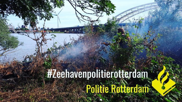 Bermbrand geblust door havendienst en zeehavenpolitie eiland van Brienenoord Rotterdam