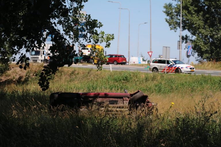 Auto belandt op zijkant in berm na ongeval op de A12 bij Reeuwijk