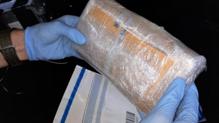 Rotterdammer loopt tegen de lamp met drugs verstopt in auto Schiebroeksestraat Rotterdam