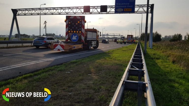 Flinke verkeerschaos door vrachtwagen met klapband N11 Alphen aan den Rijn