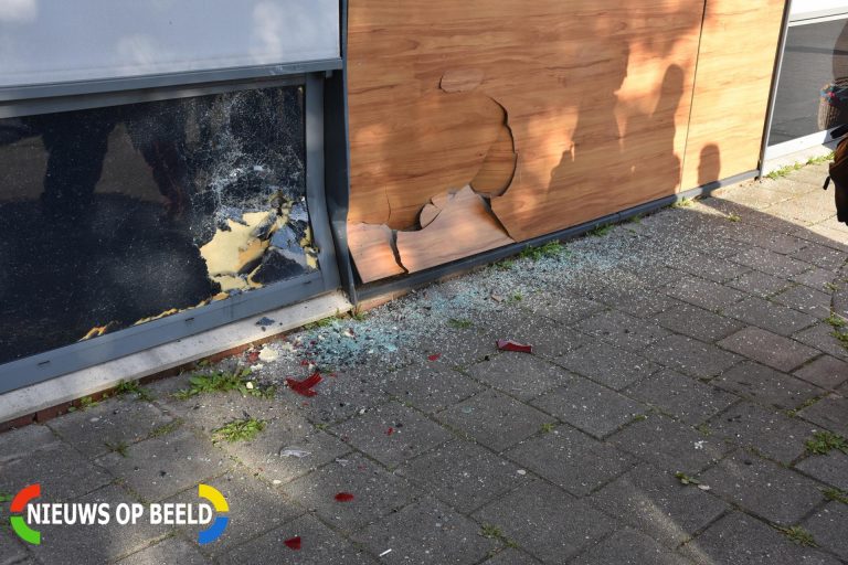 Automobilist botst tegen P.C. Hooftcollege Touwbaan Leiderdorp