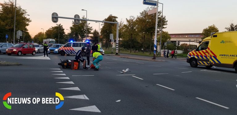 Flinke verkeerschaos door aanrijding tussen scooter en auto Tjalklaan Rotterdam