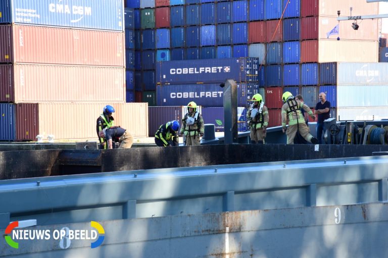 Brandweer blust brandje op binnenvaartschip Droogdokweg Rotterdam