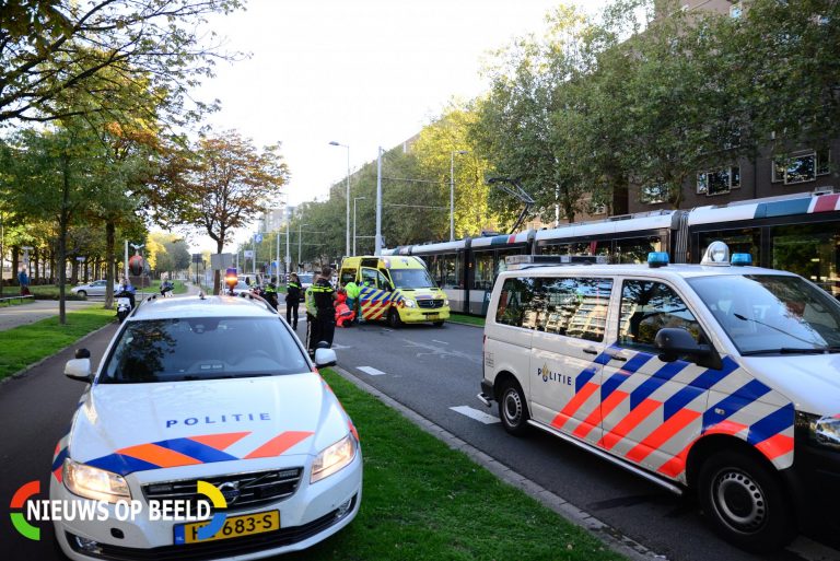 Voetganger gewond na aanrijding met tram Burgemeester van Walsumweg Rotterdam