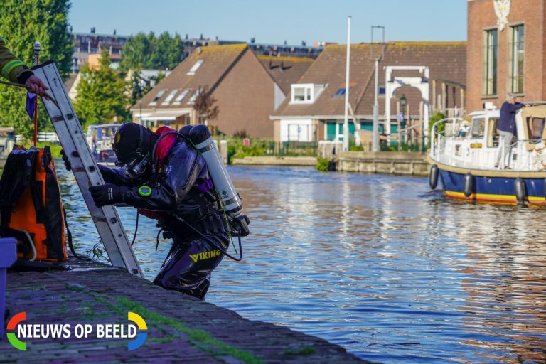 Brandweerduikers verkennen water rondom sluisjes Delftsekade Leidschendam