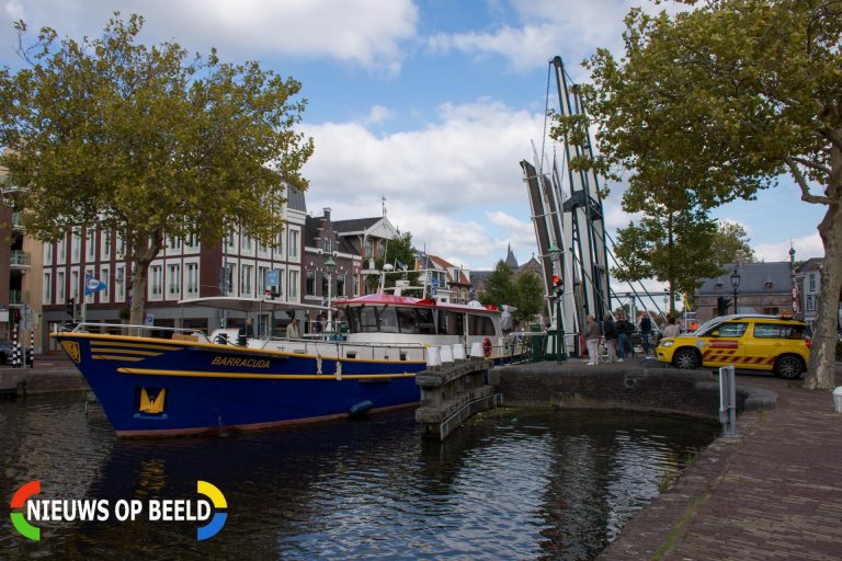 Sluisjes urenlang gestremd na vastgelopen boot Sluiskant Leidschendam