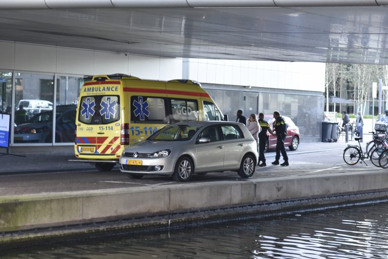 Persoon raakt te water Oranjebuitensingel Den Haag