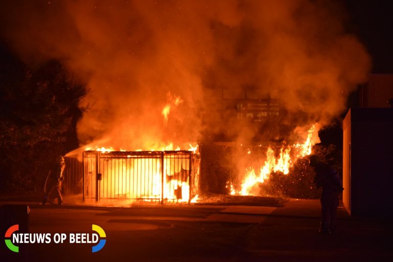 Fietsenstalling bij school verwoest door brand Klarinetweg Barendrecht