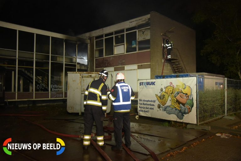 Veel rookontwikkeling bij grote brand in oud schoolgebouw Traviataweg Hoogvliet