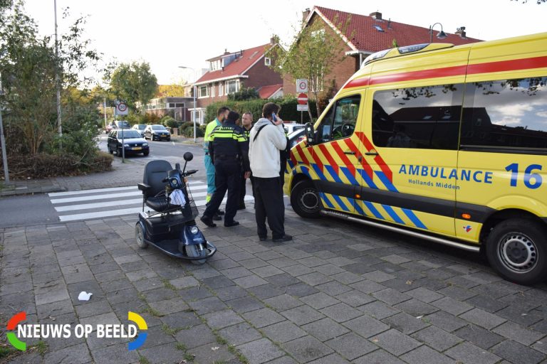 Scootmobiel belandt op zijkant na aanrijding met auto Jouberstraat Gouda