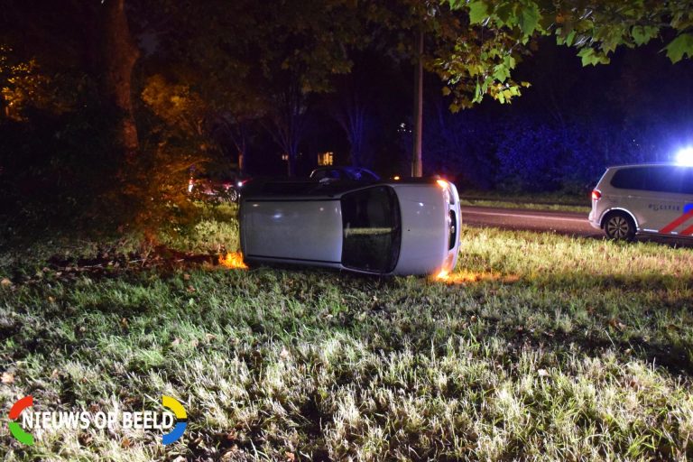 Auto klapt op lantarenpaal en belandt op zijn zijkant Burgermeester van Reenensingel Gouda