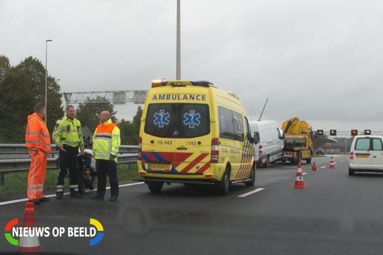 Forse file nadat bestelbus vangrail ramt A20 Waddinxveen