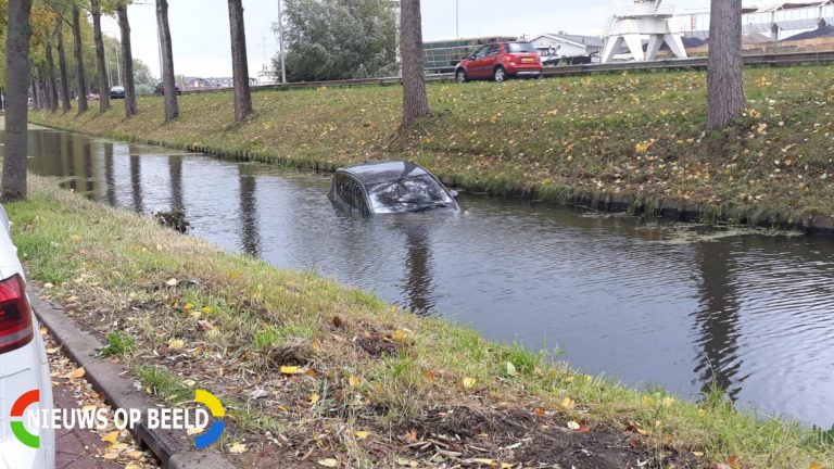 Auto rolt water in na vergeten handrem Kanaalstraat Gouda