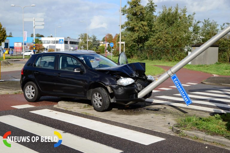 Bestuurder gewond na botsing met lantaarnpaal Edisonstraat Zoetermeer