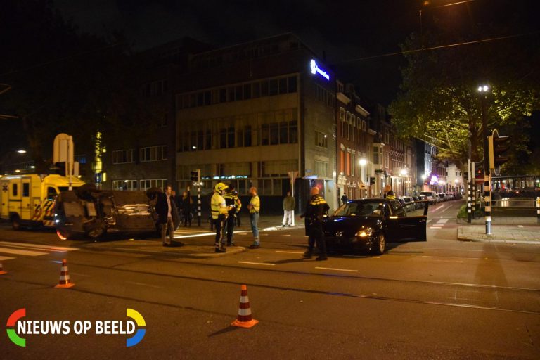 Auto belandt op zijn zijkant na aanrijding Mathenesserlaan Rotterdam