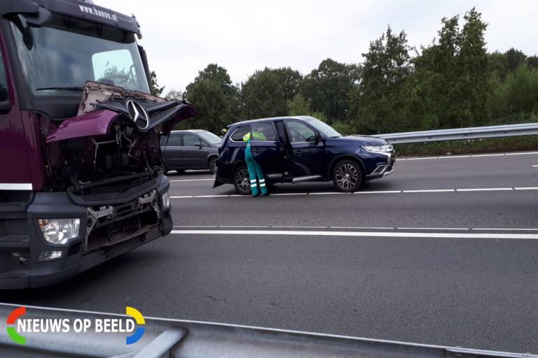 Gewonde bij flinke aanrijding tussen auto en vrachtwagen Rijksweg A1 Terschuur
