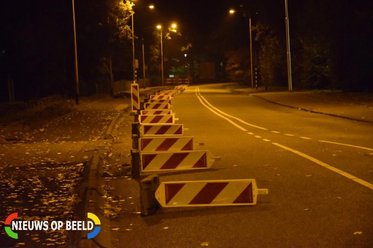 Vandalen gooien verkeersbakens over de weg Ridder van Catsweg Gouda
