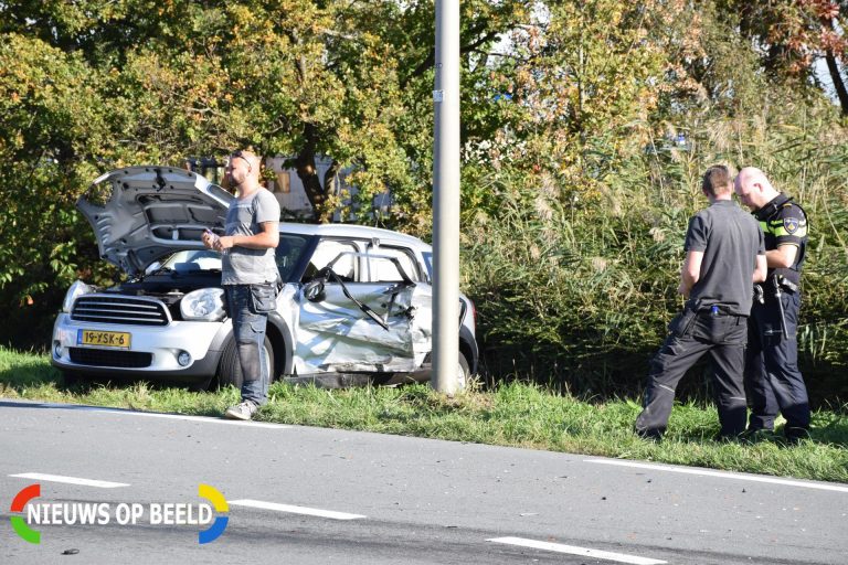 Twee auto’s botsen op een kruising Zuidelijke Rondweg Waddinxveen