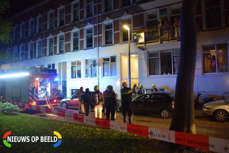 Flinke rookontwikkeling bij woningbrand Burgemeester Hoffmanplein Rotterdam