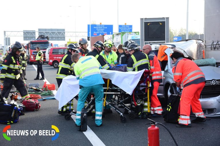 Auto botst achterop vrachtwagen, een persoon zwaargewond Rijksweg A15 Hoogvliet