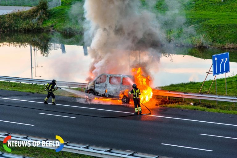 Bestelbus verwoest door brand Rijksweg A15 Rotterdam